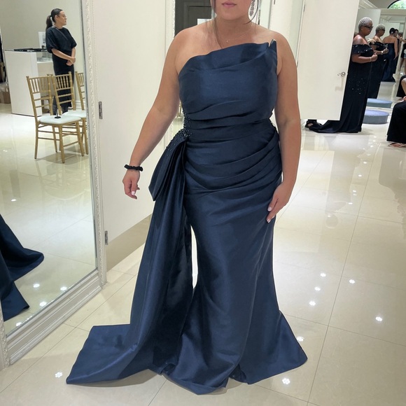 Dress - Picture 3 of 3